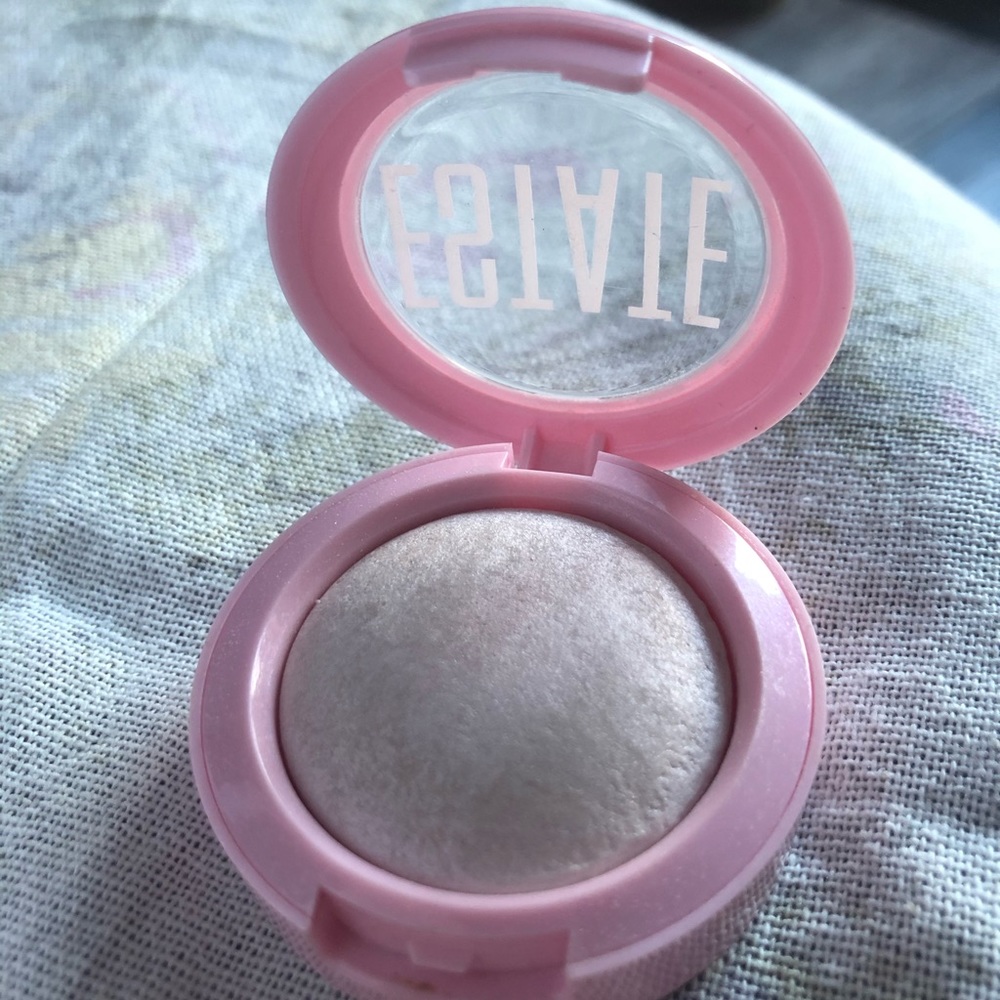 FREE WITH BUNDLE Estate Dew Me Baked highlighter in the shade pearl